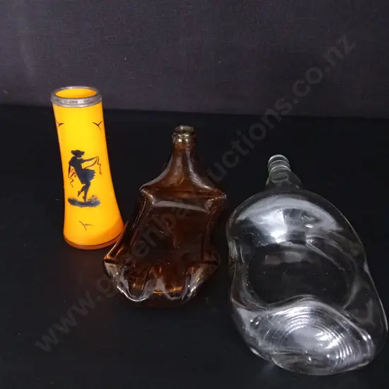 2 GLASS BOTTLE ASHTRAYS AND VINTAGE ORANGE VASE H15CM