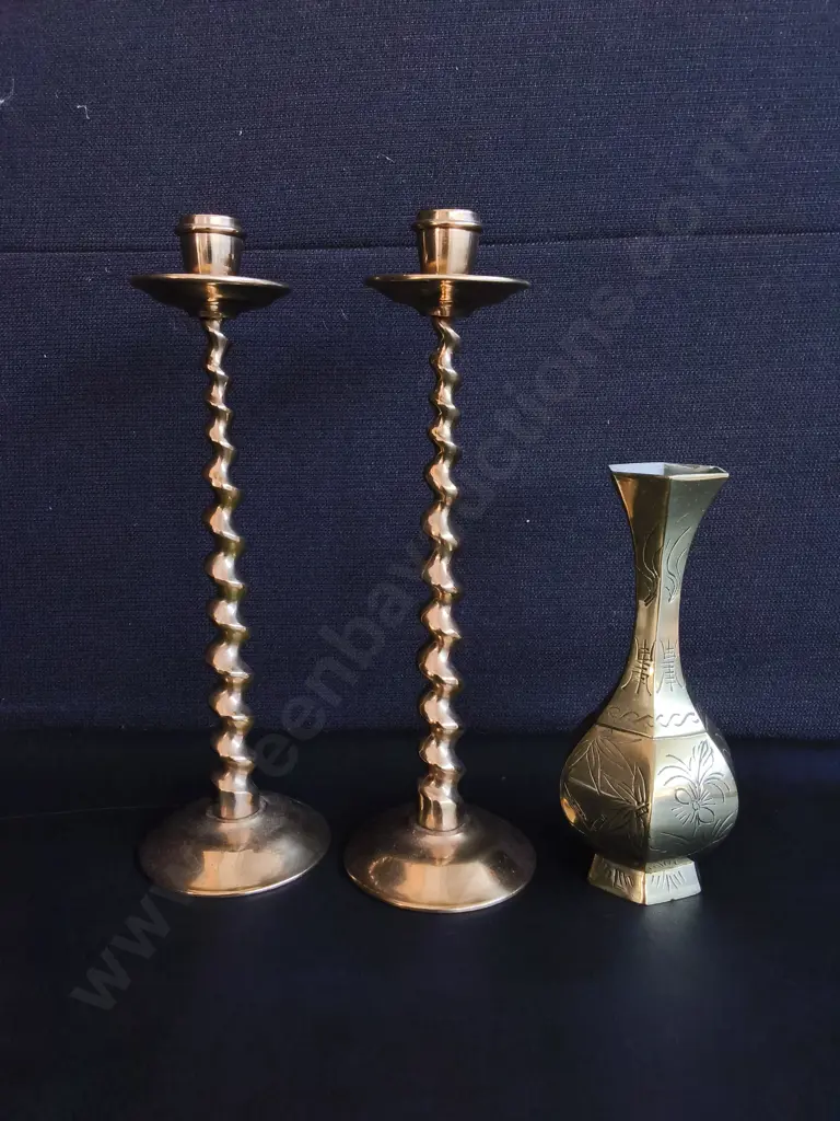 VINTAGE BRASS TWIST CANDLESTICKS AND ETCHED BUD VASE, TALLEST H 30 CM Image 1++