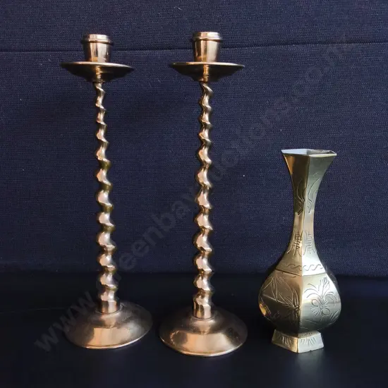 VINTAGE BRASS TWIST CANDLESTICKS AND ETCHED BUD VASE, TALLEST H 30 CM
