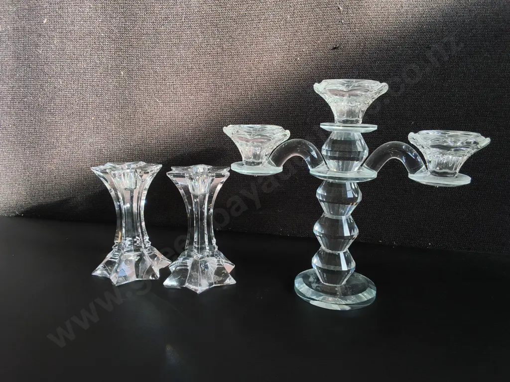 3 PIECES GLASS CANDELABRA AND PAIR OF CANDLESTICK HOLDERS, TALLEST H 19.5 CM Image 1++