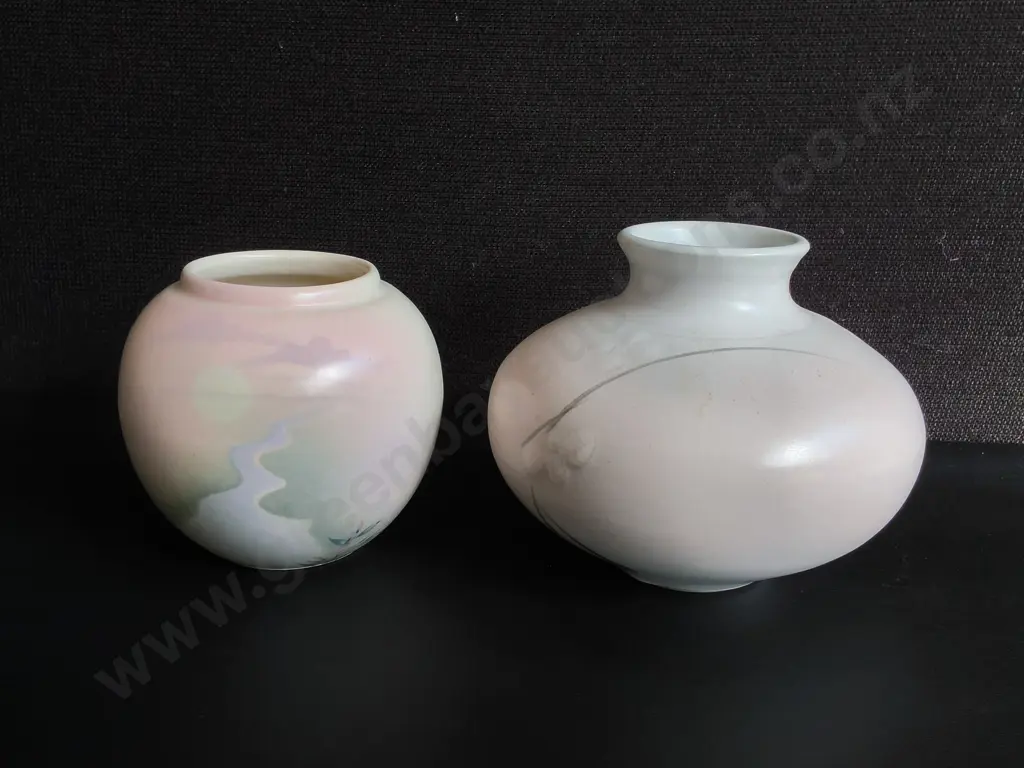 PAIR OF CERAMIC VASES, INCLUDING ENGLISH COUNTRY POTTERY, TALLEST H 14 CM Image 1++