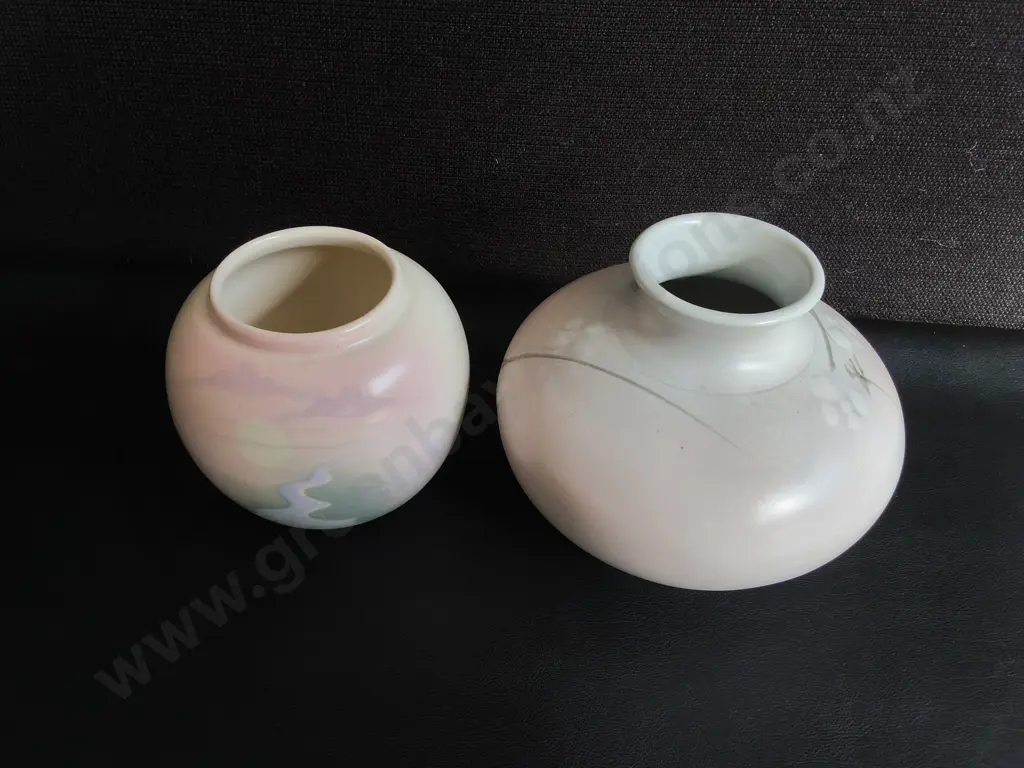 PAIR OF CERAMIC VASES, INCLUDING ENGLISH COUNTRY POTTERY, TALLEST H 14 CM Image 1++