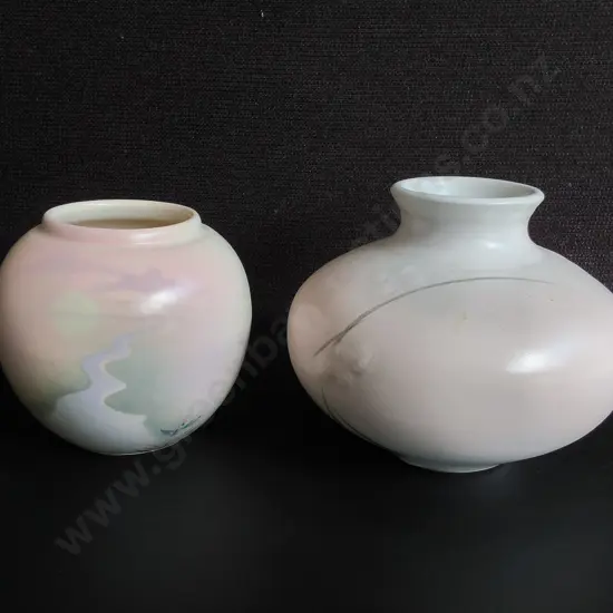 PAIR OF CERAMIC VASES, INCLUDING ENGLISH COUNTRY POTTERY, TALLEST H 14 CM