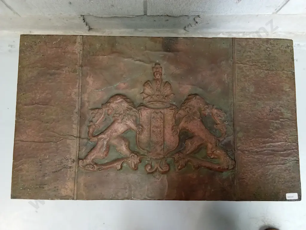 VINTAGE EMBOSSED BRASS CLAD WOODEN CHEST, H 31CM X W 61CM X D 36CM Image 1++