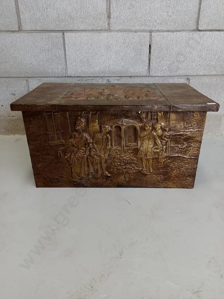 VINTAGE EMBOSSED BRASS CLAD WOODEN CHEST, H 31CM X W 61CM X D 36CM Image 1++