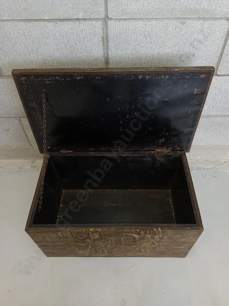 VINTAGE EMBOSSED BRASS CLAD WOODEN CHEST, H 31CM X W 61CM X D 36CM Image 1++