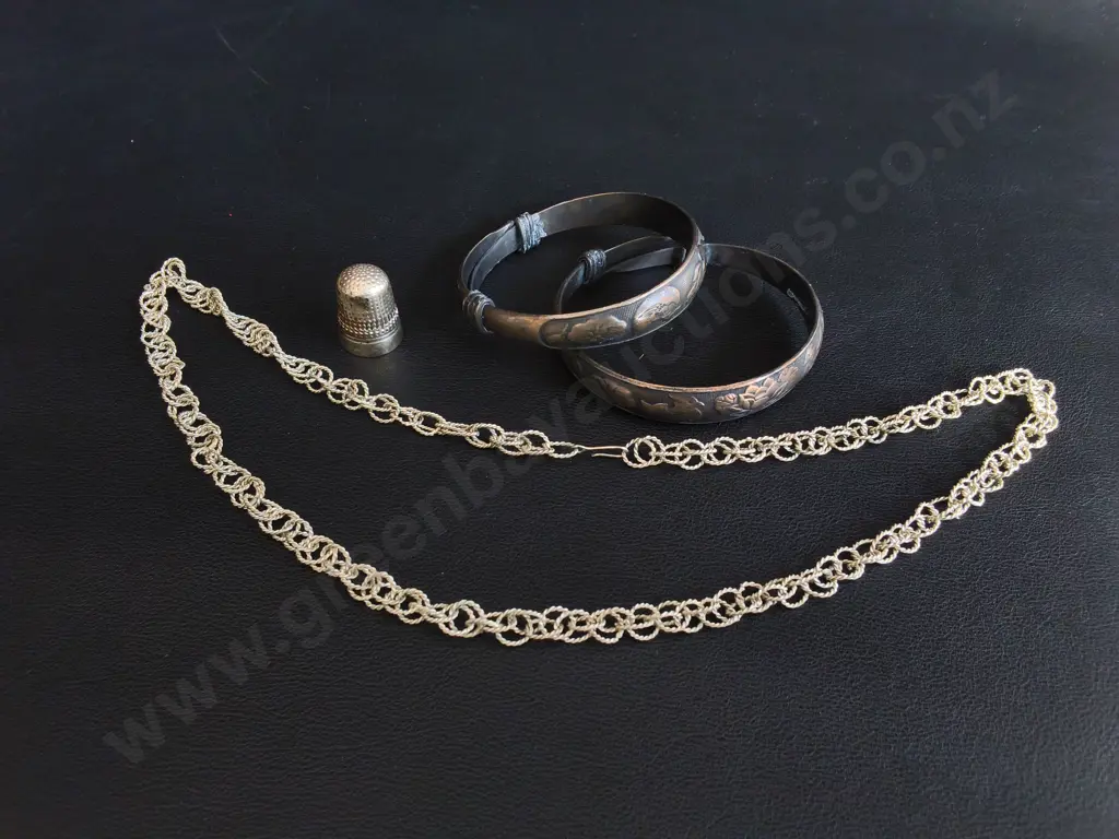 VINTAGE SILVER TONED NECKLACE, PAIR OF BANGLES AND THIMBLE Image 1++