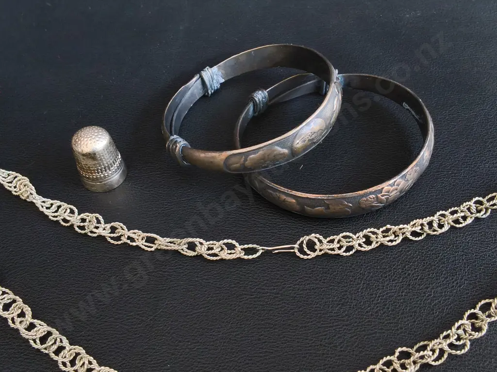 VINTAGE SILVER TONED NECKLACE, PAIR OF BANGLES AND THIMBLE Image 1++