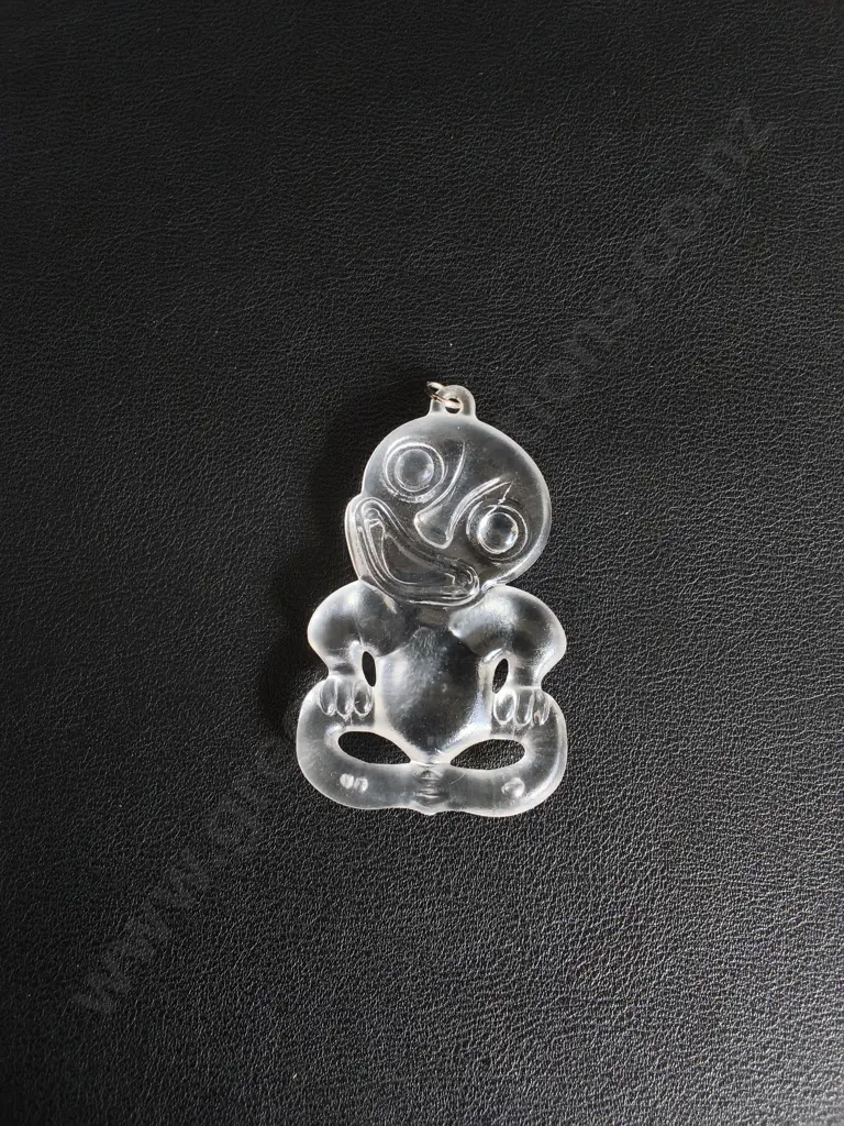 TRADITIONAL MĀORI HEI-TIKI PLASTIC PENDANT, H 6 CM Image 1++