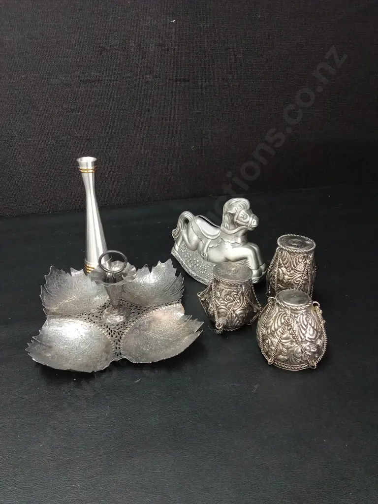 COLLECTION OF SILVER TONED ITEMS TALLEST H14CM Image 1++