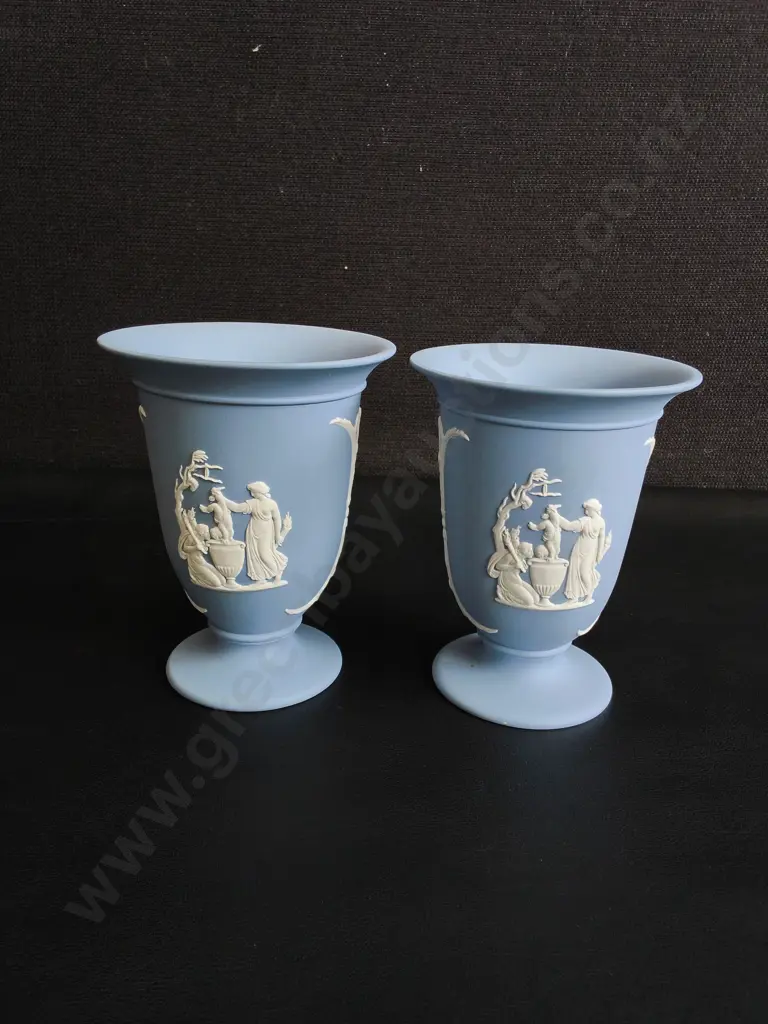 PAIR OF VINTAGE WEDGEWOOD BLUE JASPERWARE FOOTED TRUMPET VASES, H 12 CM Image 1++