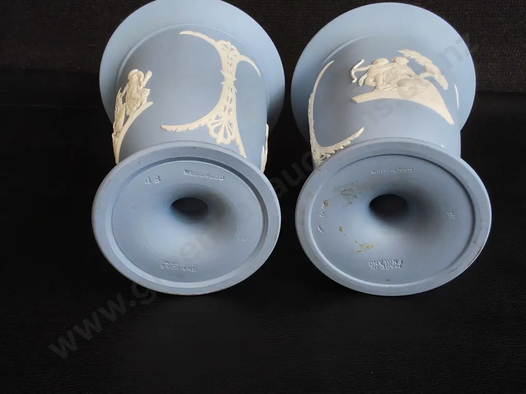 PAIR OF VINTAGE WEDGEWOOD BLUE JASPERWARE FOOTED TRUMPET VASES, H 12 CM Image 1++
