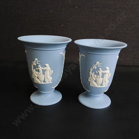 PAIR OF VINTAGE WEDGEWOOD BLUE JASPERWARE FOOTED TRUMPET VASES, H 12 CM