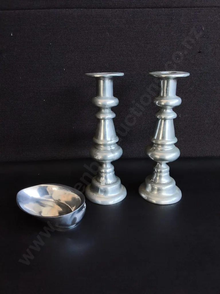 SILVER TONED PAIR OF CANDLESTICK HOLDERS AND TRINKET DISH, TALLEST H 20 CM Image 1++