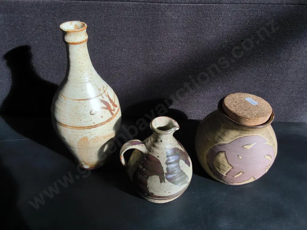 3 STUDIO POTTERY PIECES, JUG, VASE, AND STORAGE JAR, TALLEST H 31 CM Image 1++