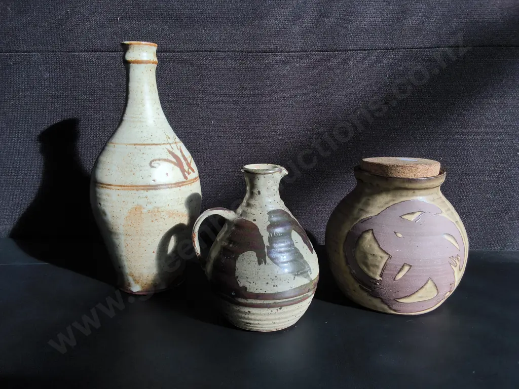 3 STUDIO POTTERY PIECES, JUG, VASE, AND STORAGE JAR, TALLEST H 31 CM Image 1++