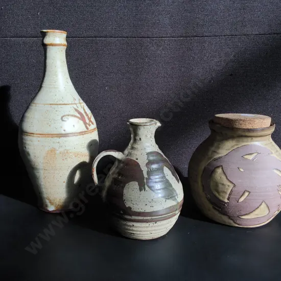 3 STUDIO POTTERY PIECES, JUG, VASE, AND STORAGE JAR, TALLEST H 31 CM