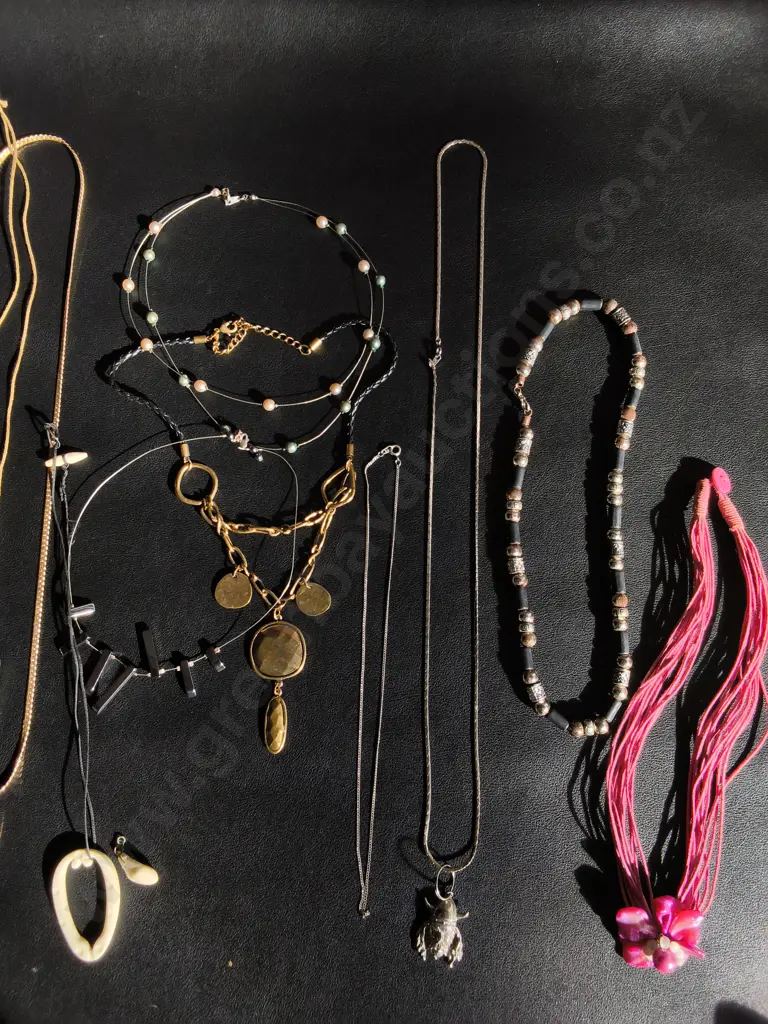 MIX OF NECKLACES Image 1++