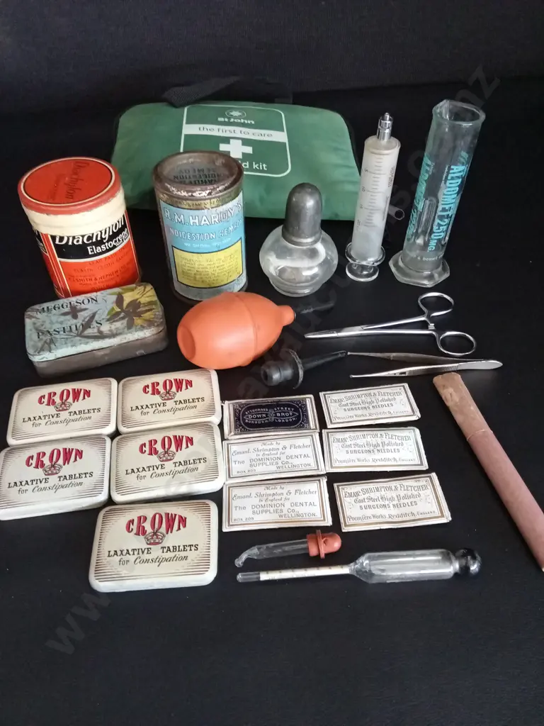 COLLECTION OF VINTAGE MEDICAL EQUIPMENT AND A FIRST AID KIT Image 1++