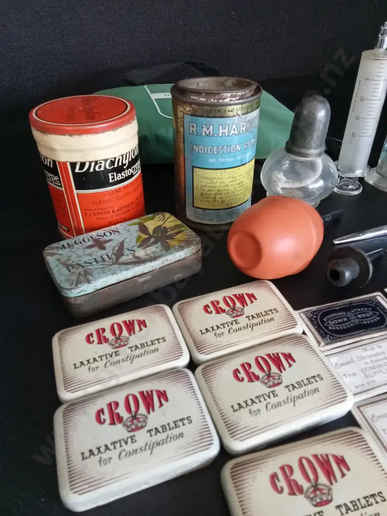 COLLECTION OF VINTAGE MEDICAL EQUIPMENT AND A FIRST AID KIT Image 1++