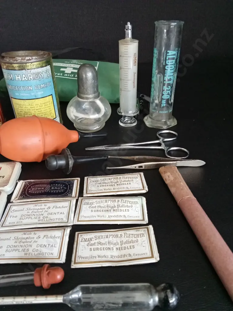 COLLECTION OF VINTAGE MEDICAL EQUIPMENT AND A FIRST AID KIT Image 1++