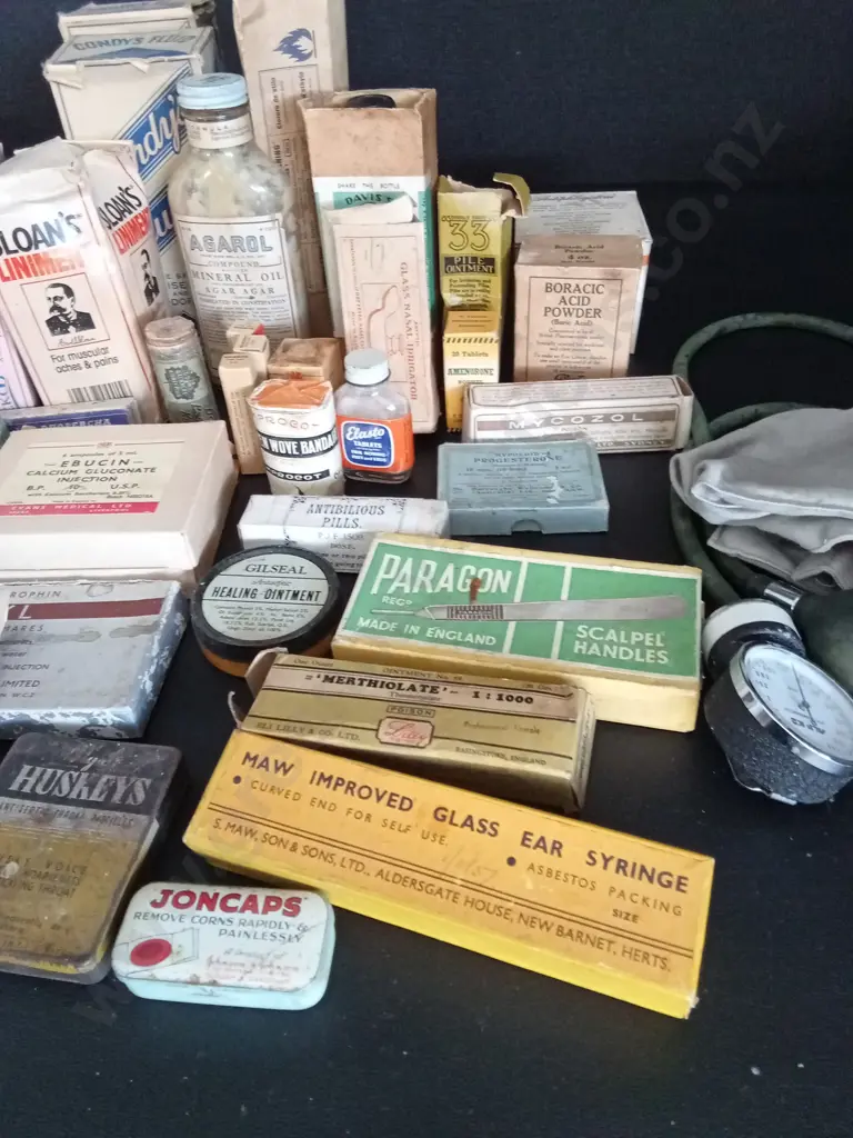 COLLECTION OF VINTAGE MEDICAL EQUIPMENT AND MEDICINE, INCLUDING SOME EMPTY BOXES Image 1++