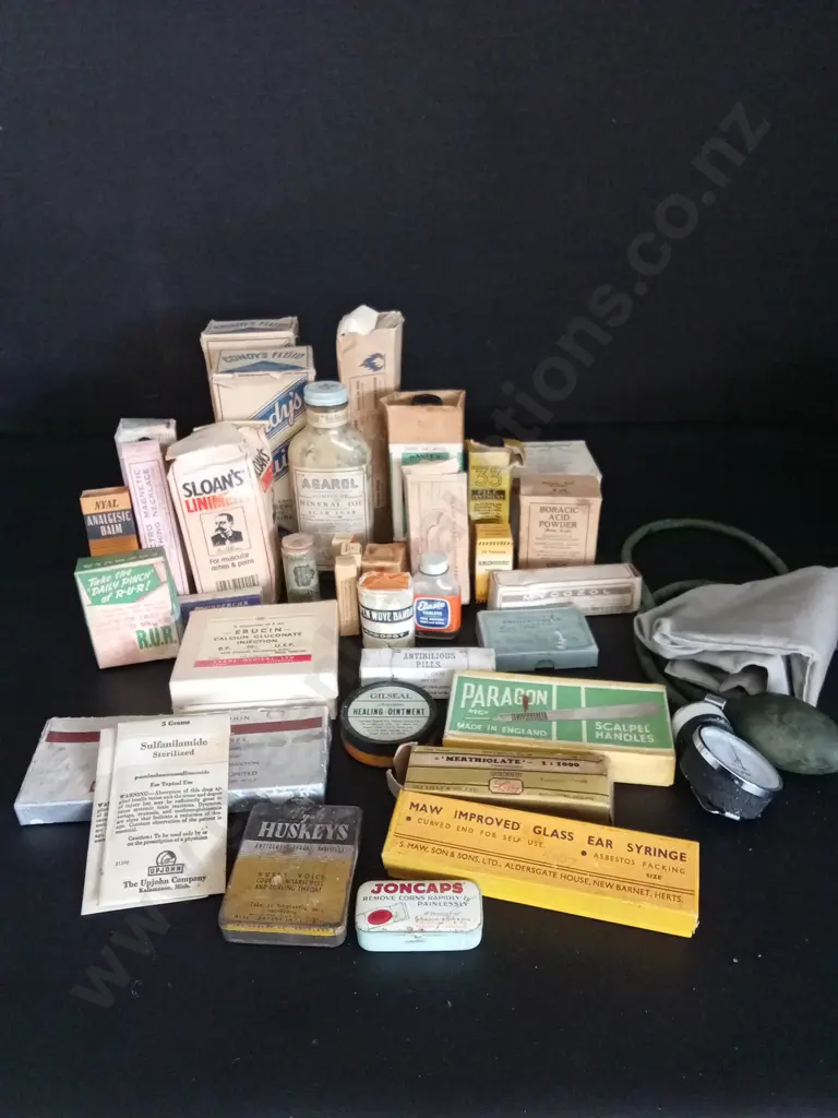 COLLECTION OF VINTAGE MEDICAL EQUIPMENT AND MEDICINE, INCLUDING SOME EMPTY BOXES Image 1++