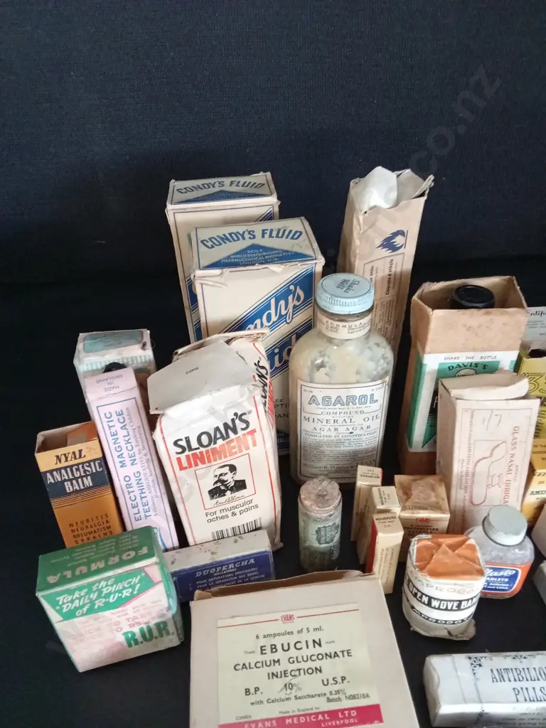 COLLECTION OF VINTAGE MEDICAL EQUIPMENT AND MEDICINE, INCLUDING SOME EMPTY BOXES Image 1++