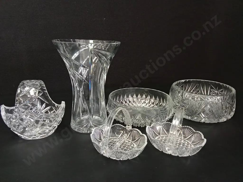 6 GLASS ITEMS TALLEST H23CM, INCLUDING CRYSTAL Image 1++