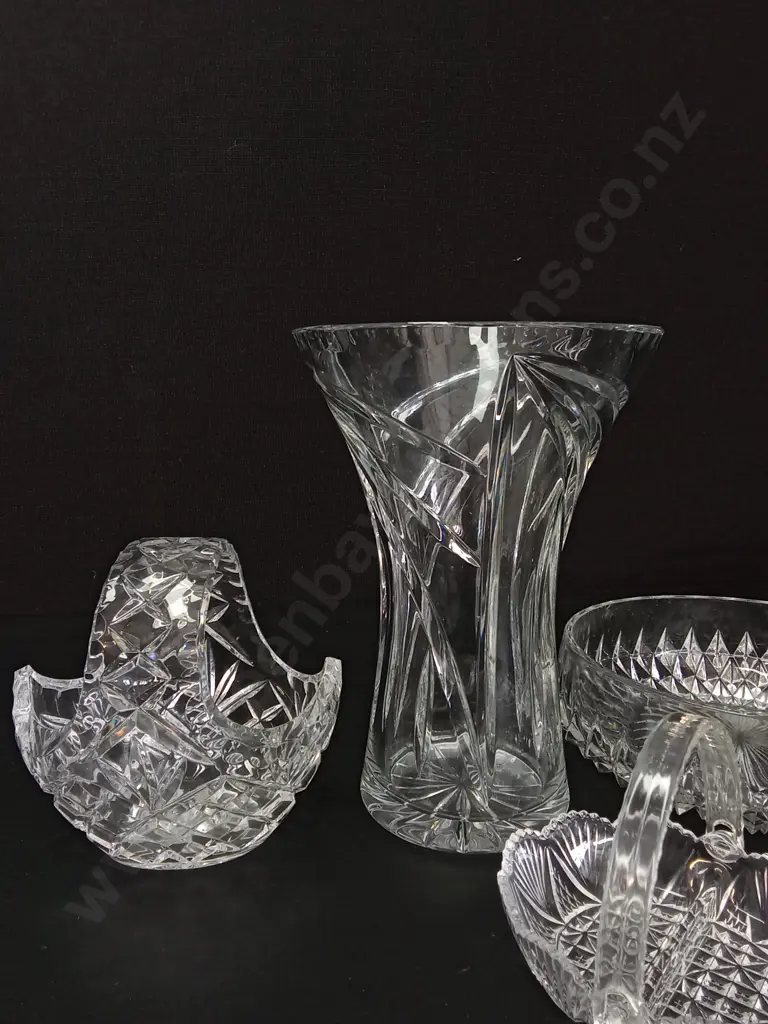 6 GLASS ITEMS TALLEST H23CM, INCLUDING CRYSTAL Image 1++