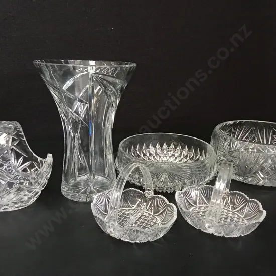 6 GLASS ITEMS TALLEST H23CM, INCLUDING CRYSTAL