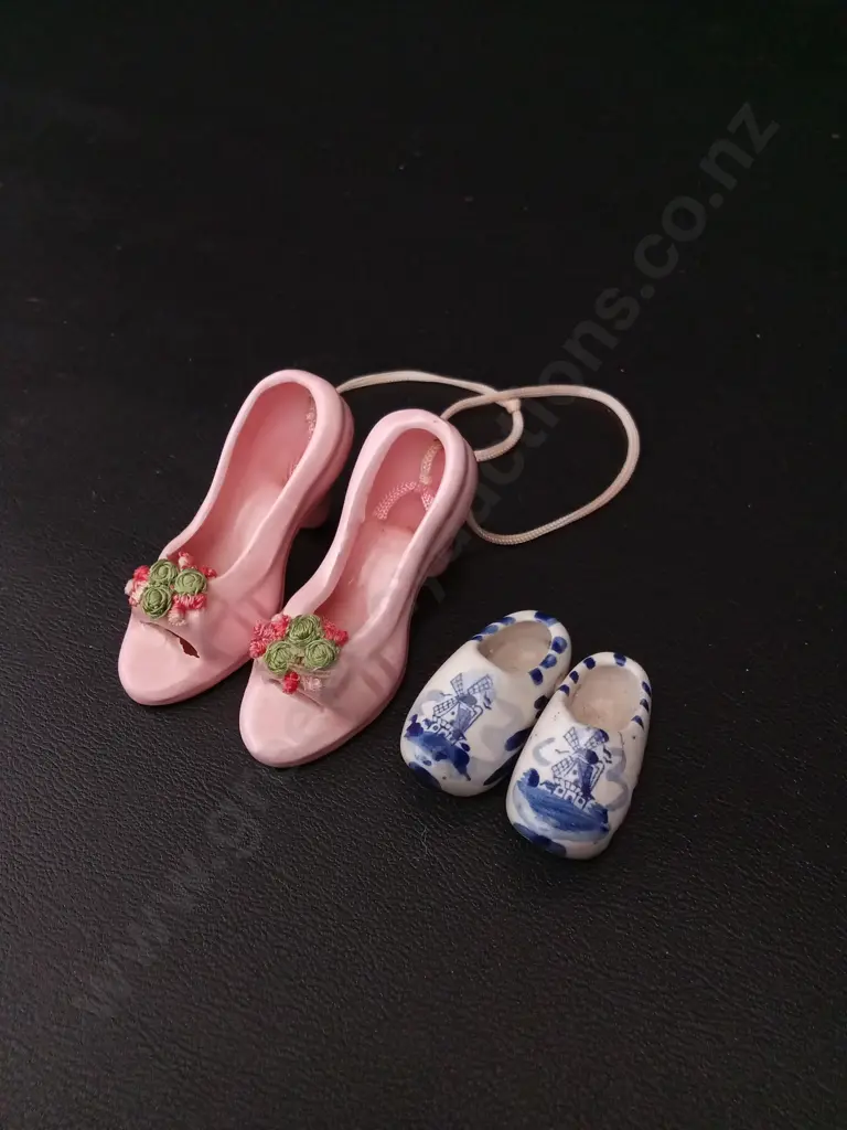 COLLECTION OF VINTAGE TRINKET TRAYS LONGEST L12CM AND 2 PAIRS OF SHOE ORNIMENTS Image 1++