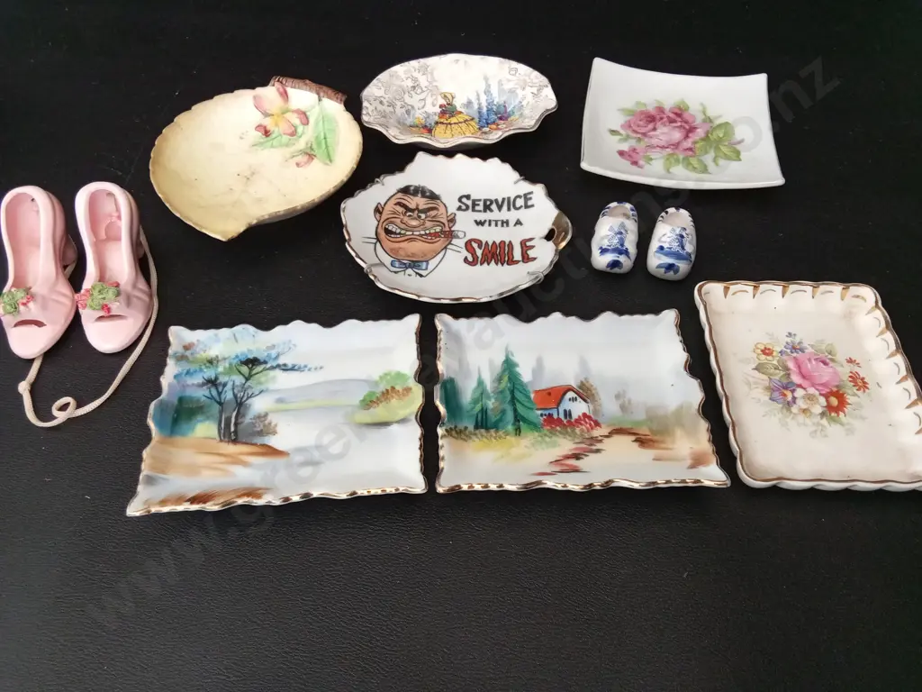 COLLECTION OF VINTAGE TRINKET TRAYS LONGEST L12CM AND 2 PAIRS OF SHOE ORNIMENTS Image 1++