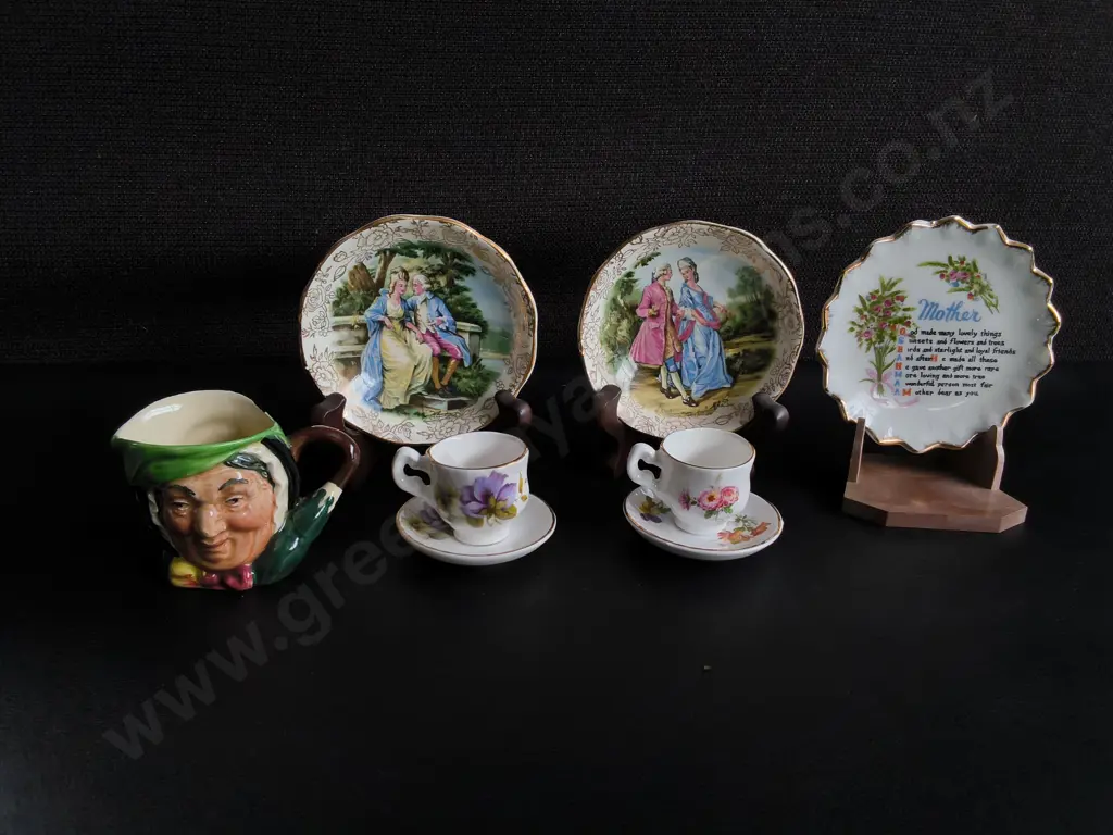 COLLECTION OF MINIATURE DECORATIVE PLATES AND CUPS, INCLUDING ROYAL DOULTON CHARACTER JUG, WIDEST DIA 9 CM Image 1++