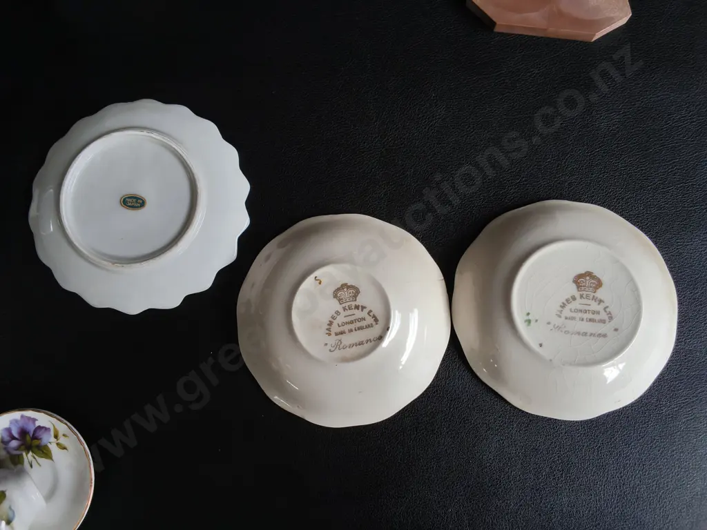 COLLECTION OF MINIATURE DECORATIVE PLATES AND CUPS, INCLUDING ROYAL DOULTON CHARACTER JUG, WIDEST DIA 9 CM Image 1++