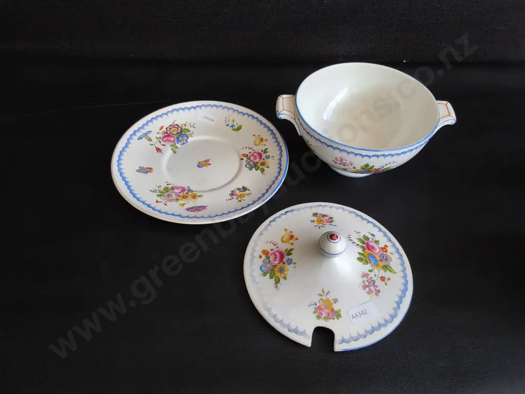 1927 CAULDON ENGLAND FINE BONE CHINA 3 PIECE TUREEN SET H 14 CM, AND VINTAGE SADLER CERAMIC GINGER JAR AND BELL H 16 CM Image 1++
