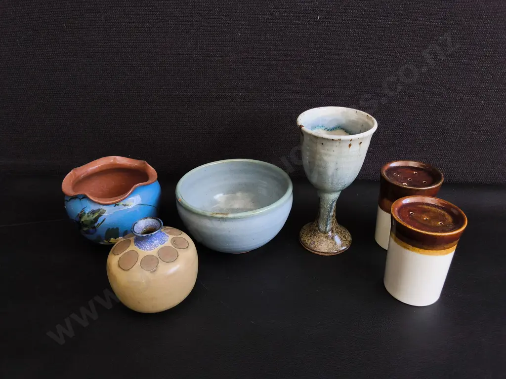 MIX OF VINTAGE POTTERY, INCLUDING SALT AND PEPPER SHAKERS, 6 PIECES, TALLEST H 13 CM Image 1++