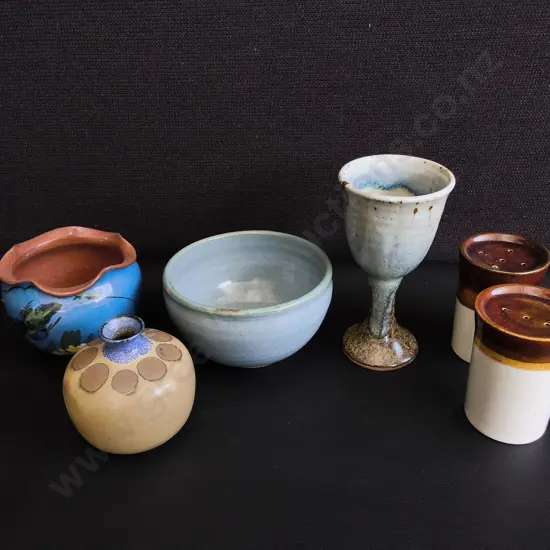 MIX OF VINTAGE POTTERY, INCLUDING SALT AND PEPPER SHAKERS, 6 PIECES, TALLEST H 13 CM
