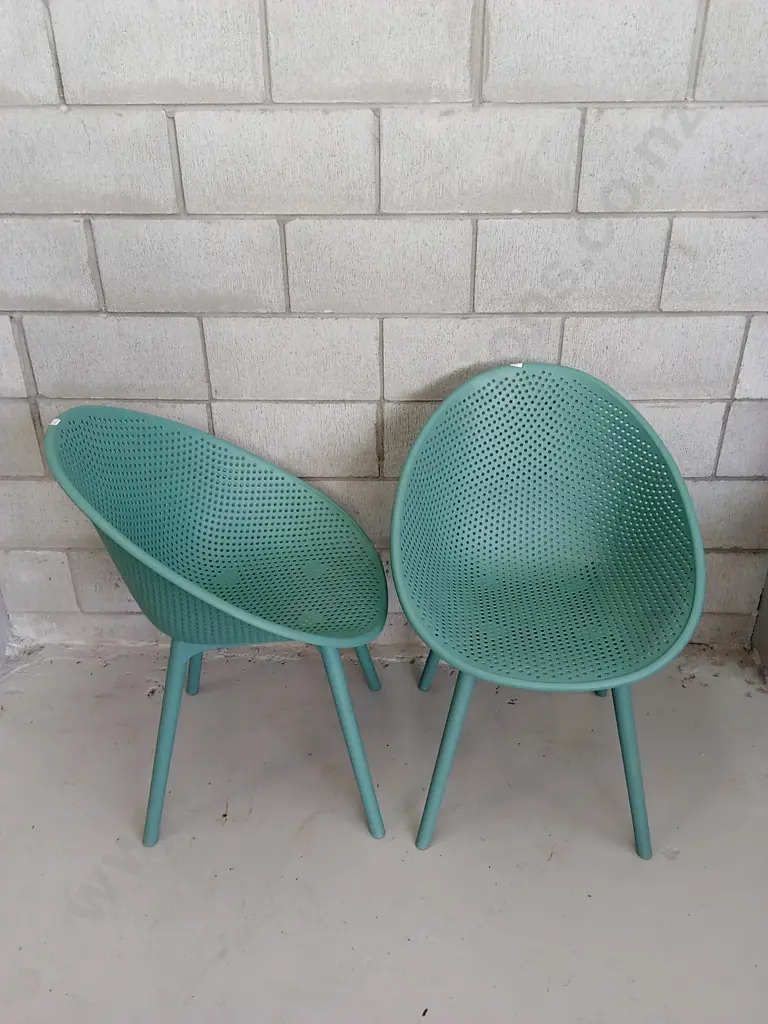 PAIR OF EGG SHAPED PLASTIC CHAIRS, H 83CM Image 1++