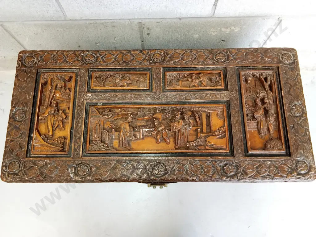 HAND-CARVED VINTAGE CHINESE CAMPHOR WOOD CHEST, H 36CM X W 70CM X D 33CM Image 1++