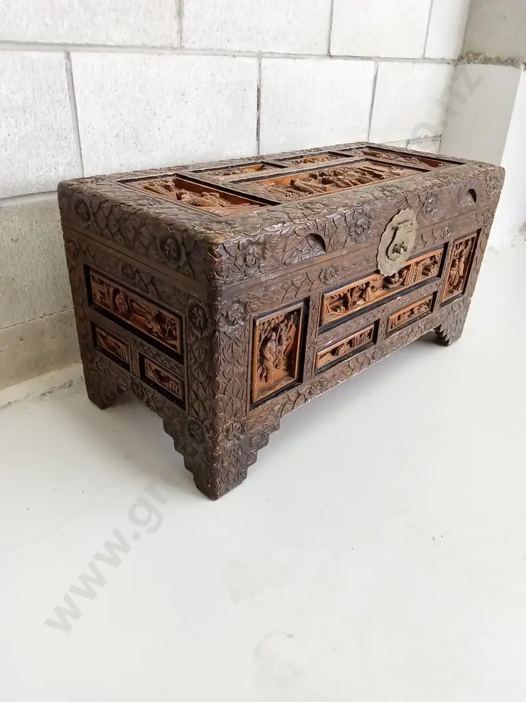 HAND-CARVED VINTAGE CHINESE CAMPHOR WOOD CHEST, H 36CM X W 70CM X D 33CM Image 1++