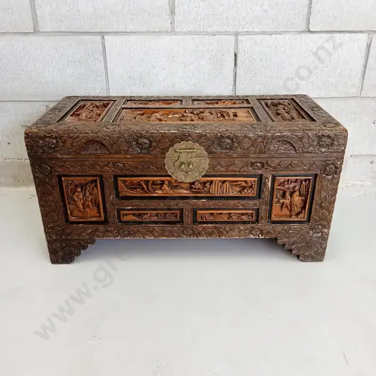 HAND-CARVED VINTAGE CHINESE CAMPHOR WOOD CHEST, H 36CM X W 70CM X D 33CM