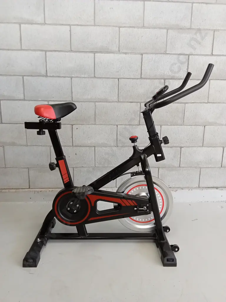 INDOOR EXERCISE SPIN BIKE. Image 1++