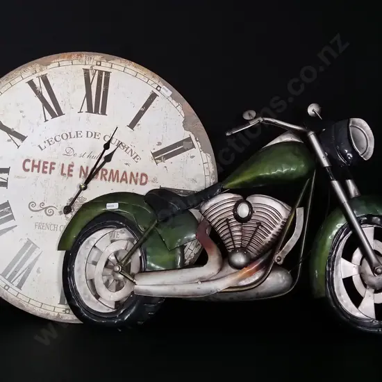 2 VINTAGE HOME DECOR PIECES INCLUDING METAL MOTORCYCLE L78CM