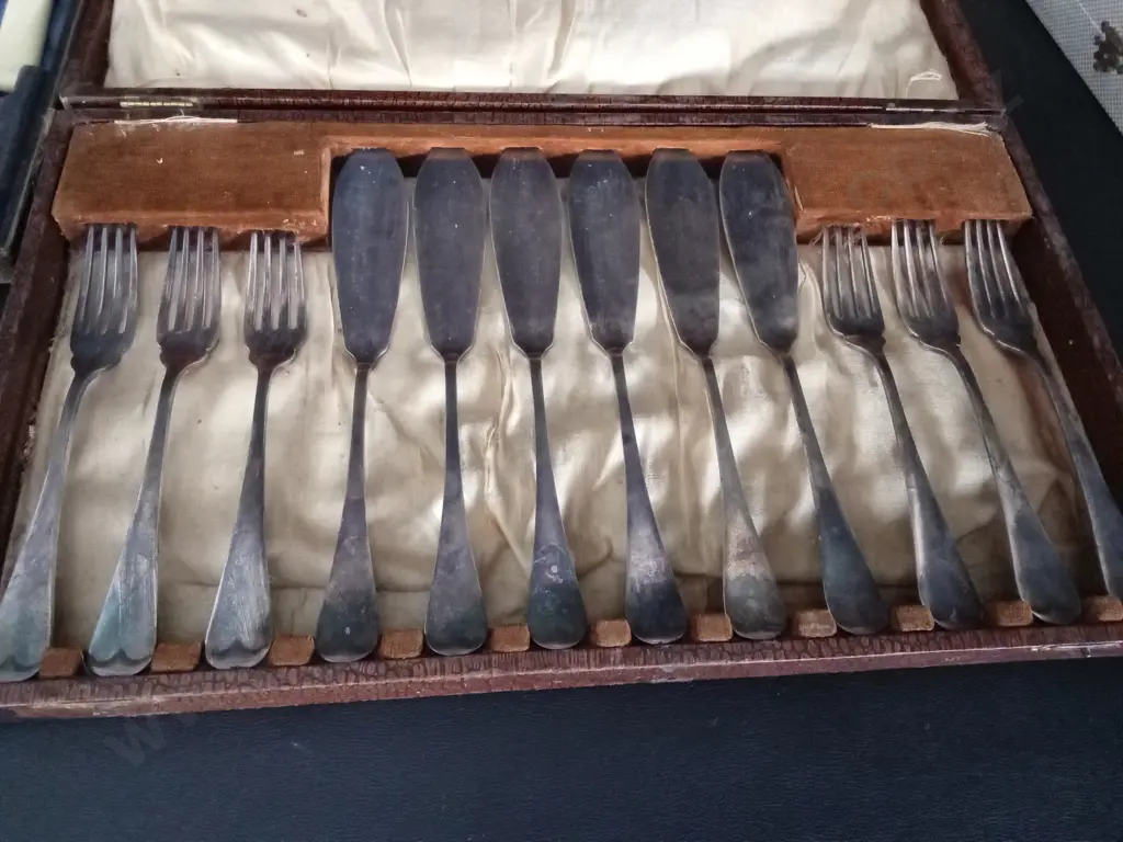 3 VINTAGE CUTLERY SETS INCLUDING FRANCIS GREAVES & SONS AND CHROMIUM PLATED SHEFFIELD Image 1++
