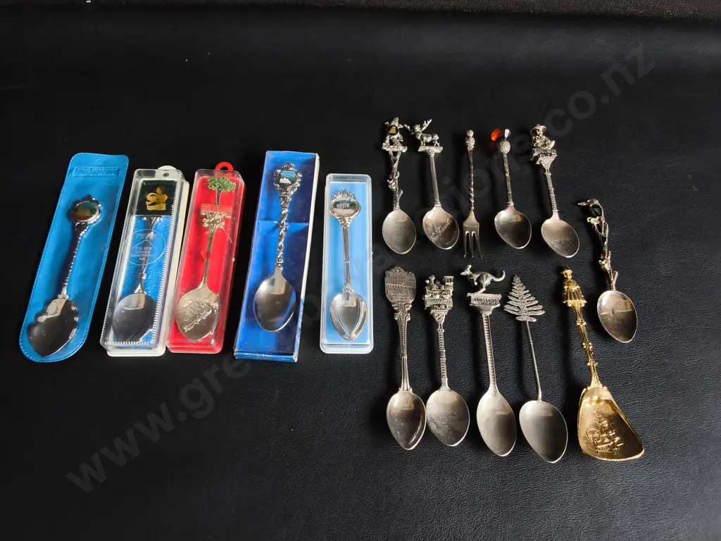 COLLECTION OF VINTAGE SOUVENIR TEASPOONS Image 1++