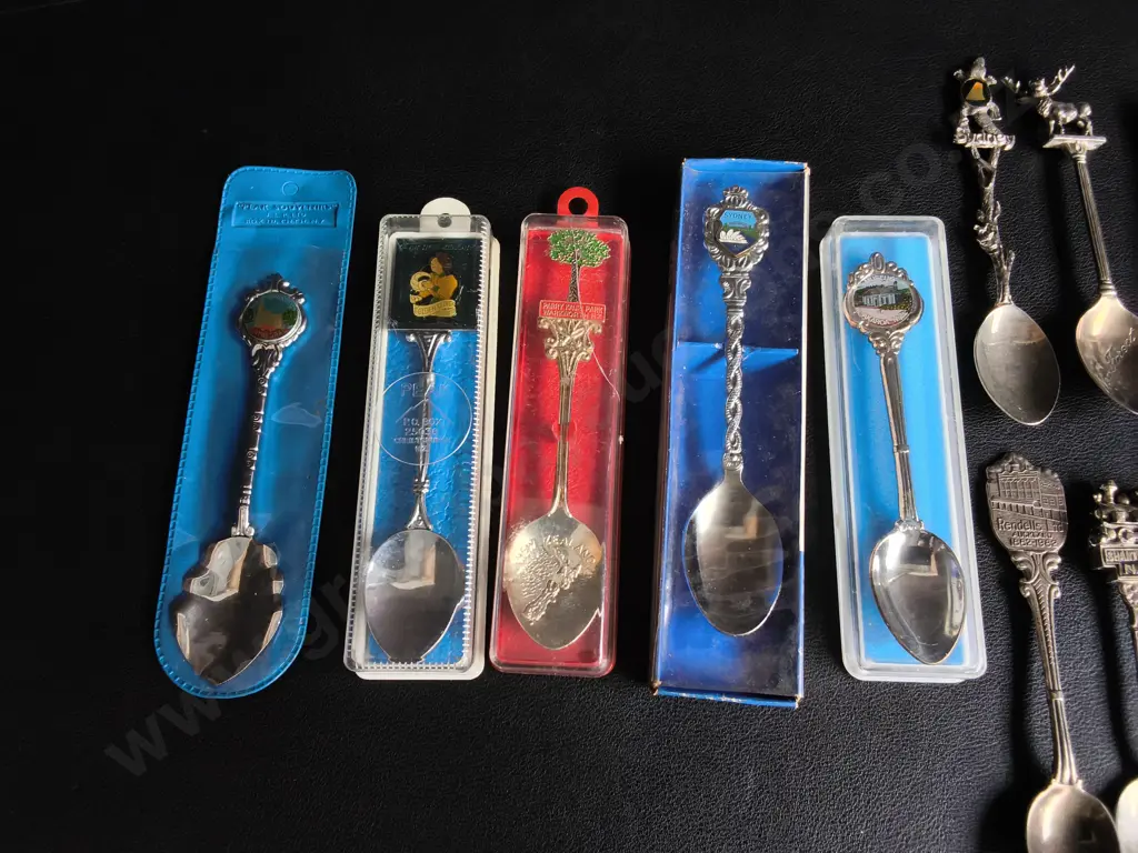 COLLECTION OF VINTAGE SOUVENIR TEASPOONS Image 1++