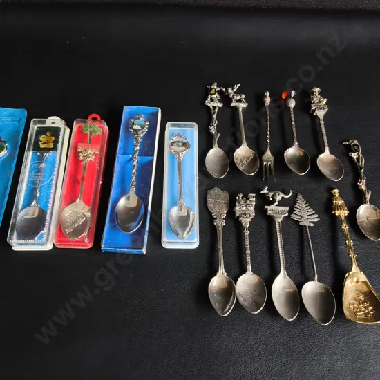 COLLECTION OF VINTAGE SOUVENIR TEASPOONS