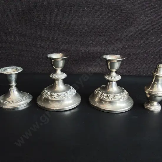 4 PIECES VINTAGE SILVER PLATED DWARF CANDLESTICKS AND SHAKER, TALLEST H 11 CM