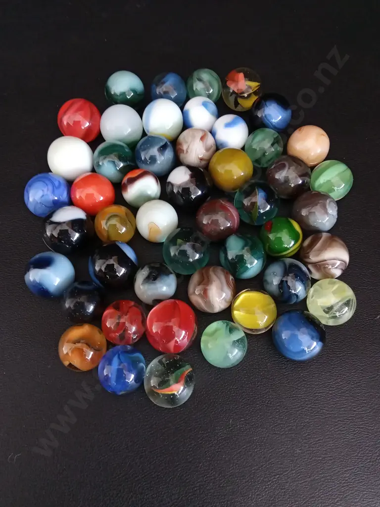 BOX OF VINTAGE GLASS MARBLES Image 1++